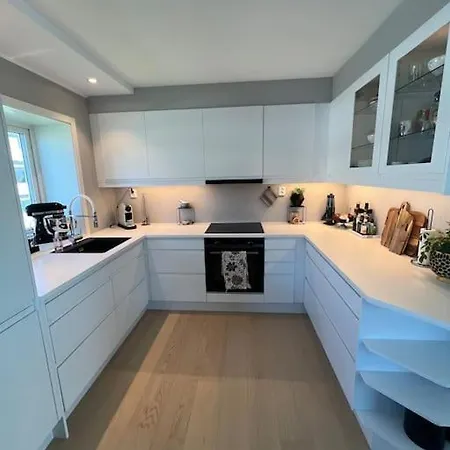 Sentrumsnaer Med Utsikt Appartamento